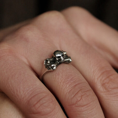 Petite bague skull and crossbones JRSR