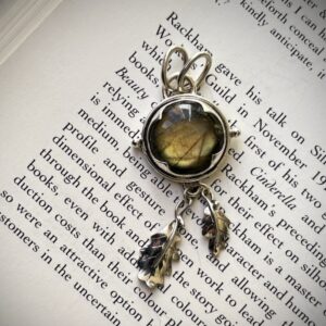 Pendentif labradorite mordorée et feuilles de chêne