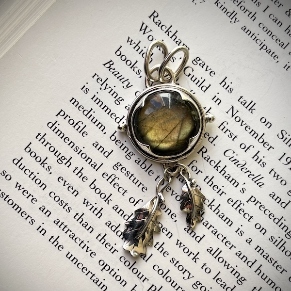 Pendentif labradorite mordorée et feuilles de chêne